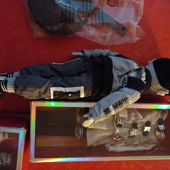 Shadow High since 2022 doll, stand and cloths - Picture 2 of 6